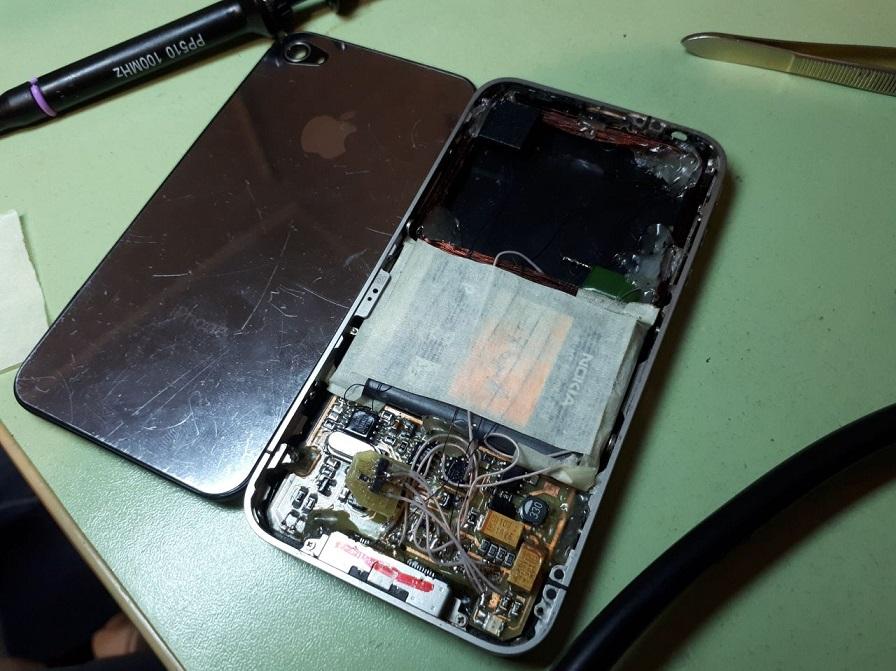 AM ჯამერი iPhone 4-ის კორპუსში